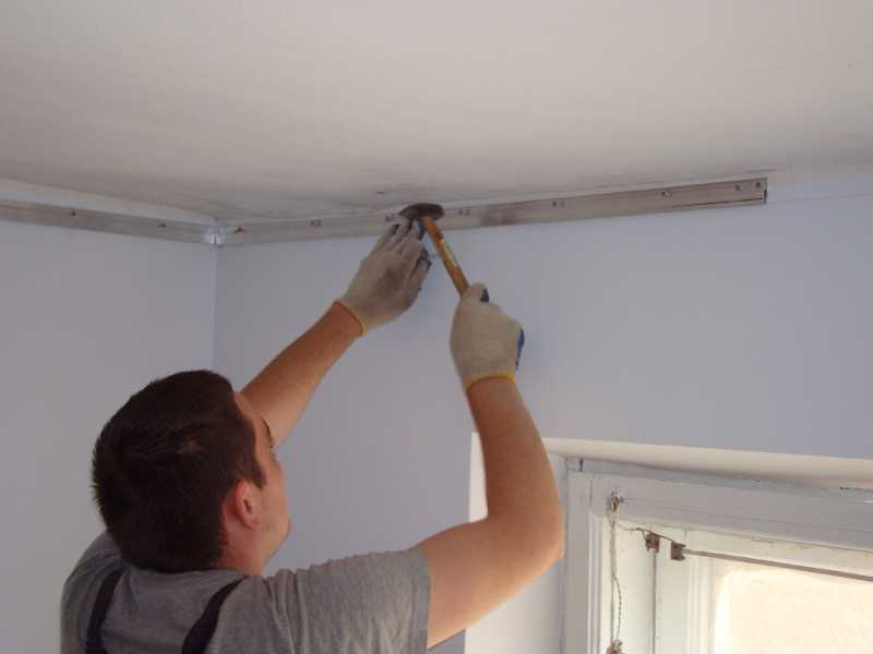 Демонтаж тканевого натяжного потолка: ремонт в квартире, допустимый провис и как восстановить