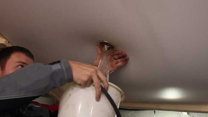 Как самостоятельно слить воду с натяжного потолка, цена вопроса