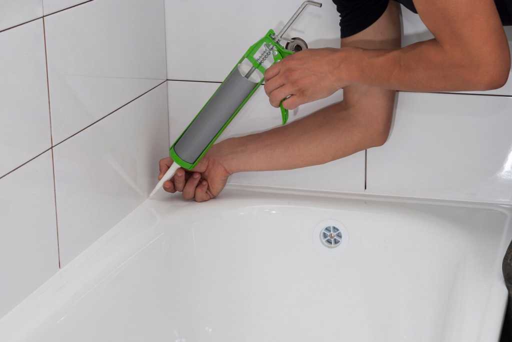  приклеить пластик к кафелю в ванной: уголок между ванной и стеной .