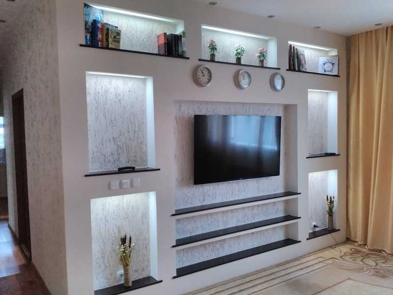 Дизайн стены с телевизором в гостиной 52 фото как оформить стену, на какой высоте от пола вешать телевизор, идеи оформления