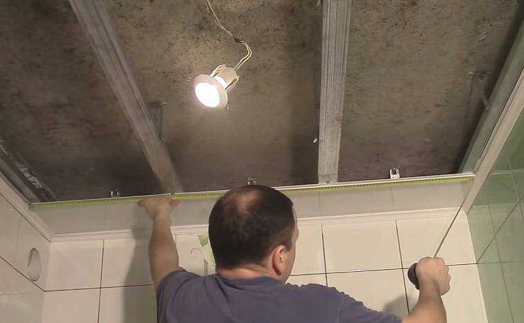 Как крепить пвх панели к потолку правильно: 4 популярных способа | дневники ремонта obustroeno.club