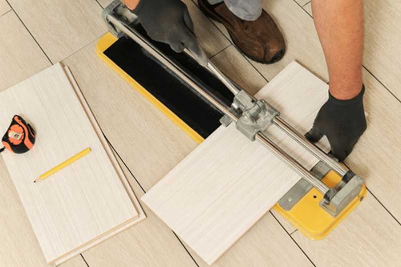 Для быстрой и качественной резки плитки вам необходимо использовать плиткорез Как резать плитку плиткорезом самостоятельно Как правильно отрезать ручным инструментом керамическую плитку в домашних условиях