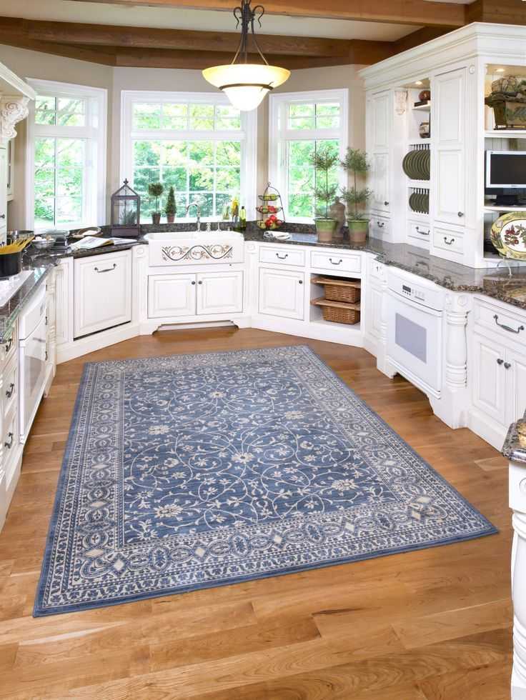 Ковер на кухню на пол: коврик дорожкой, жесткий палас, а также циновка для кухонного интерьера в рабочей и обеденной зоне