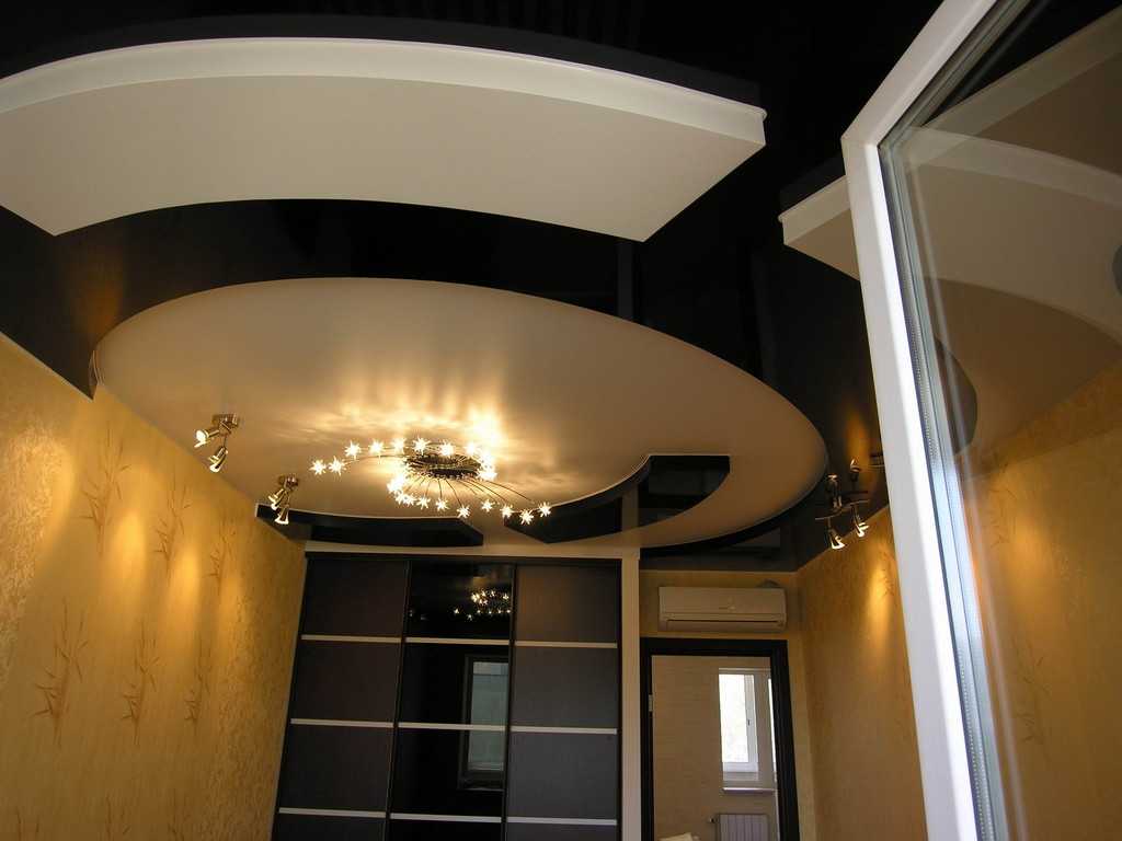 Потолки из гипсокартона для гостиной: современные варианты в интерьере