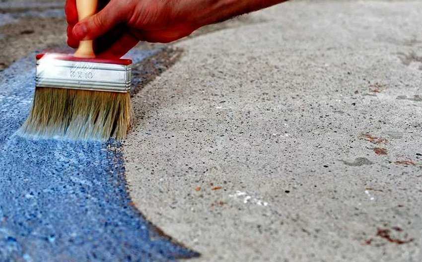 Краска по бетону должна быть качественной и влагостойкой. Как правильно выбрать краску по бетону для самостоятельного пользования? Какого производителя красок выбрать? Основные виды краски по бетону? Что советуют профессионалы при покупке такого состава?