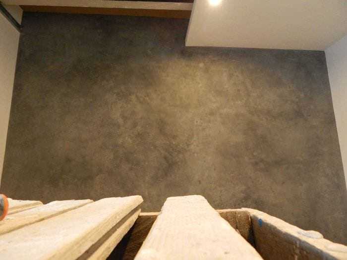 Декоративная штукатурка под бетон в интерьере: как сделать имитацию эффекта своими руками обычной шпаклевкой, также нанесение цементной текстуры белого и иных цветов