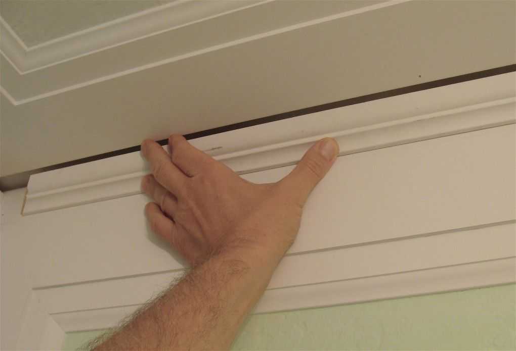 Как клеить потолочный плинтус к натяжному потолку?