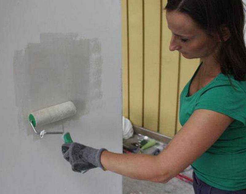 Нужно ли грунтовать стены под флизелиновые, бумажные или виниловые обои впервые или повторно: какую выбрать грунтовку и обязательно ли ее разводить