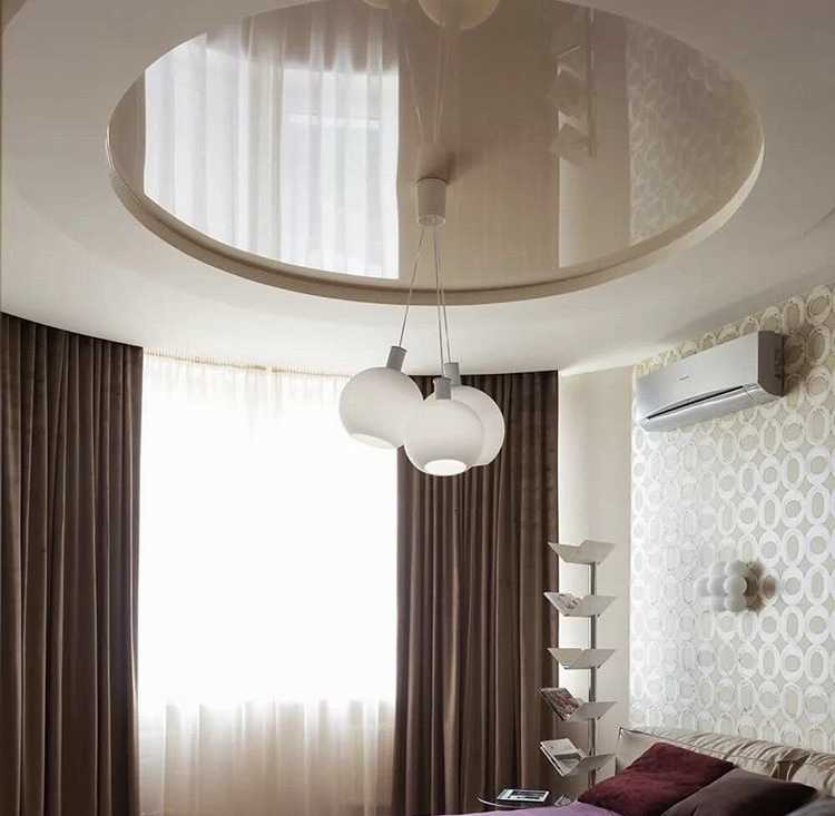 Одноуровневые натяжные потолки: одноуровневая конструкция и дизайн потолочных покрытий, простые белые изделия