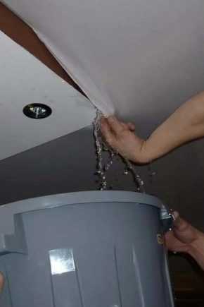 Как слить воду с натяжного потолка: инструктаж по противодействию последствиям потопа