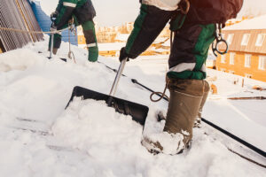 уборка крыш от снега промышленными альпинистами
